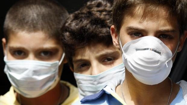 Garotos com máscaras para evitar contágio pelo vírus da gripe A em Beirute, em 2009