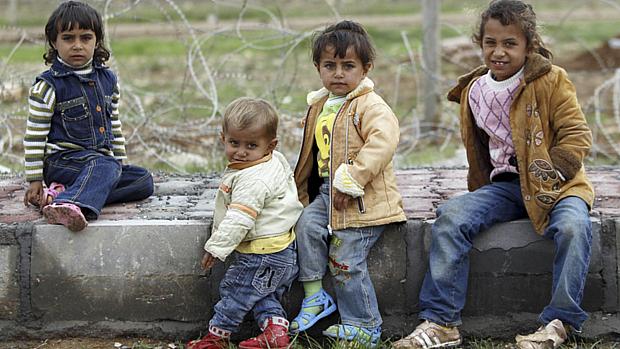 Crianças sírias próximas à fronteira com a Turquia