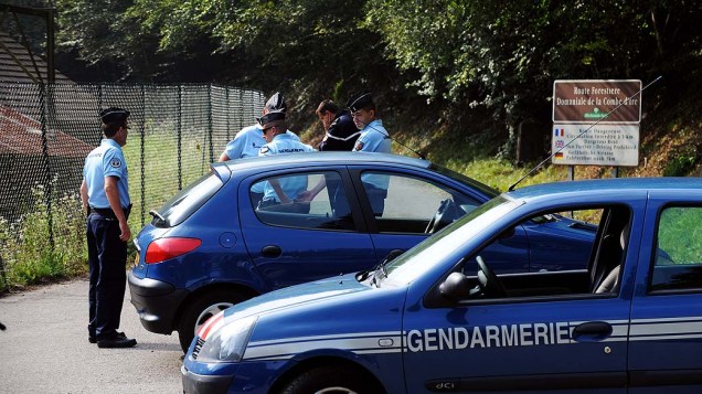 Policiais bloqueiam estrada que leva ao local do crime em que quatro pessoas foram assassinadas em Chevaline, França