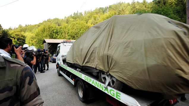 Caminhão leva carro em que supostamente ocorreu o crime em que quatro pessoas foram assassinadas em Chevaline, França