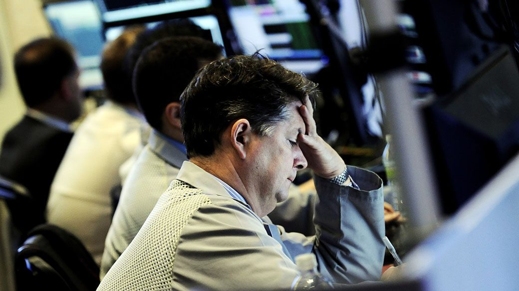 Corretores da Bolsa de Nova York observam a queda do índice Dow Jones em meio a incerteza política na Grécia