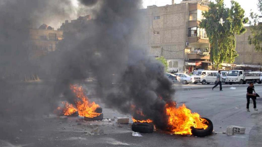 Opositores bloqueiam estrada em Damasco, na Síria