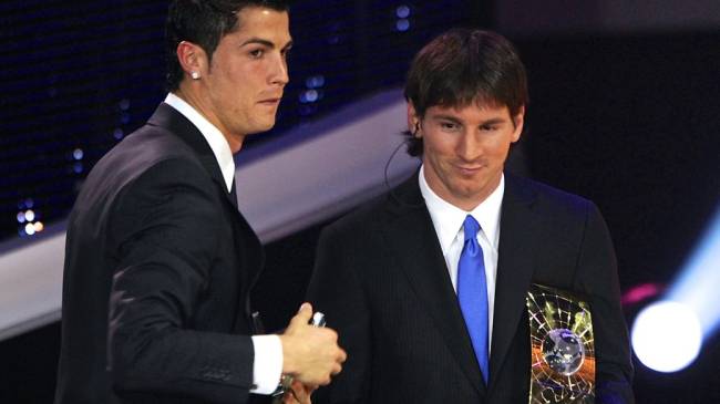 Cristiano Ronaldo e Lionel Messi na entrega do prêmio de melhor jogador do ano em 2009. No ano seguinte, o argentino fracassaria na Copa da África do Sul