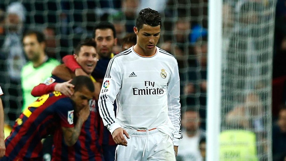 Cristiano Ronaldo vê Messi marcar um de seus três gols no último clássico no Bernabéu