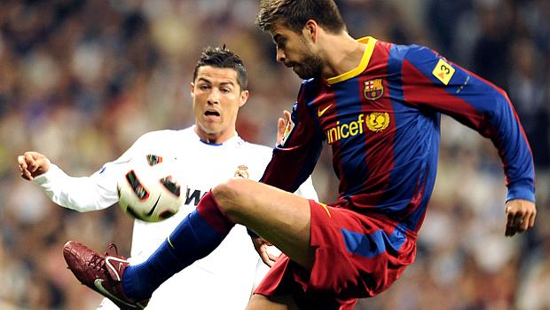 Cristiano Ronaldo, do Real Madrid, e Gerard Pique, do Barcelona