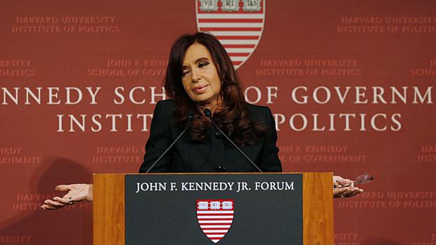 Cristina Kirchner durante conferência em Harvard: 'eu sei que há jornalistas fazendo perguntas'