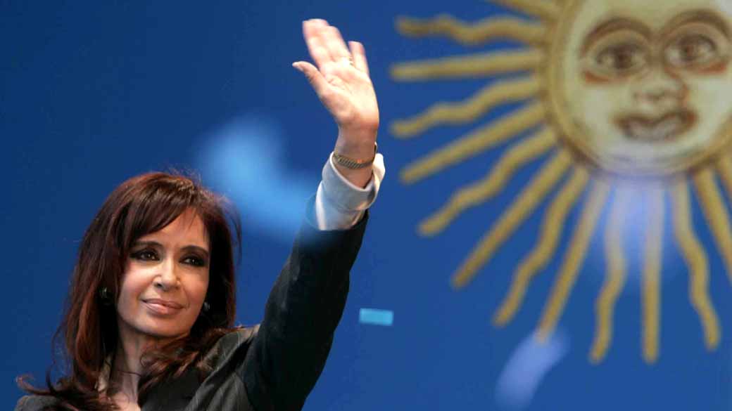 Cristina Kirchner acena para o público durante um comício em Buenos Aires
