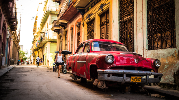 Veículo abandonado em rua de Havana. Peças de reposição são uma raridade