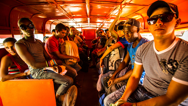 Interior de caminhão usado como ônibus, na província de Camaguey Interior de caminhão usado como ônibus, na província de Camaguey