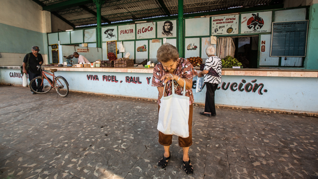 Idosa em venda estatal de alimentos, em Camaguey