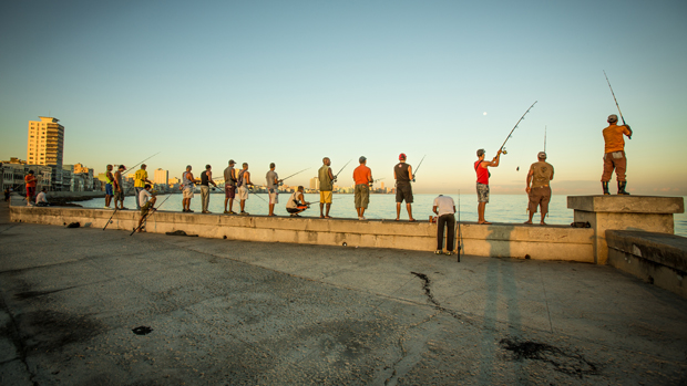 Pescadores no Malecón, em Havana. Eles são proibidos de vender o peixe