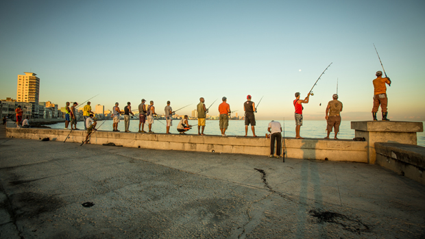 Pescadores no Malecón, em Havana. Eles são proibidos de vender o peixe Pescadores no Malecón, em Havana. Eles são proibidos de vender o peixe