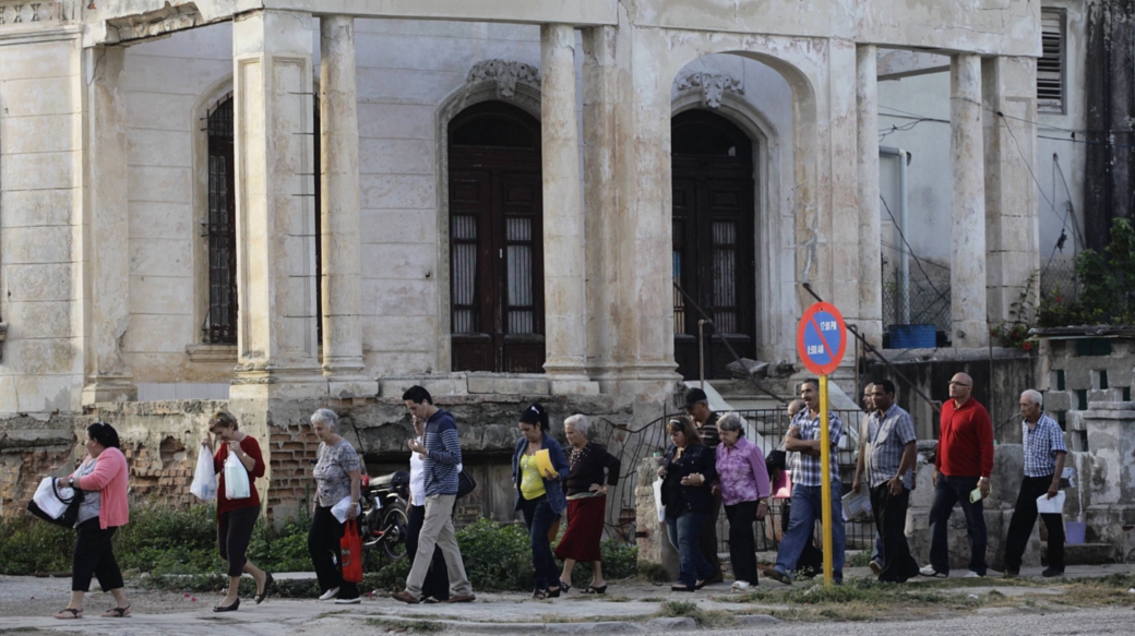 Cubanos fazem fila para solicitar vistos para os EUA em Havana