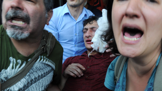 Homem é socorrido após ser ferido durante protesto no centro de Istambul, na Turquia