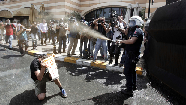 Policiais usaram jatos dágua e gás lacrimogêneo para dispersar os manifestantes que criticavam o governo turco