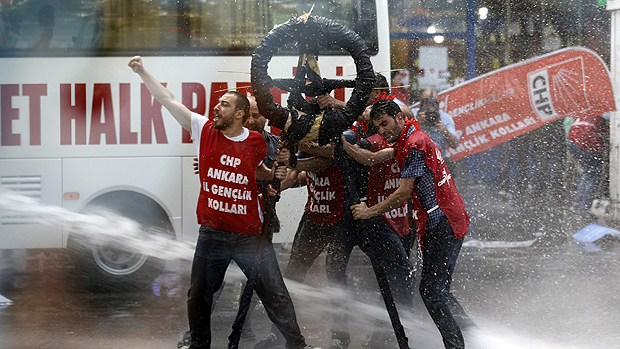 A polícia turca usou gás lacrimogêneo e jatos dágua para dispersar um protesto no centro de Istambul