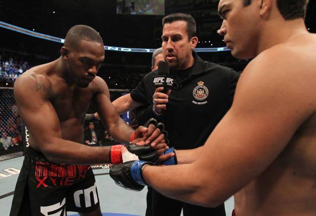 O cumprimento entre Jon Jones e Lyoto Machida no UFC 140