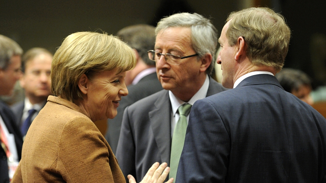 A chanceler alemã Angela Merkel e o presidente do Eurogrupo, Jean-Claude Juncker, conversam com o primeiro-ministro irlandês Enda Kenny