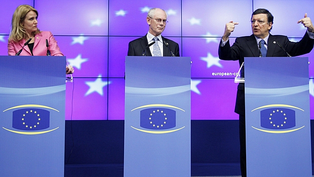 A primeira-ministra da Dinamarca, Helle Thorning-Schmidt; o presidente do Conselho Europeu, Herman Van Rompuy; e o presidente da Comissão Europeia, José Manuel Barroso, durante entrevista coletiva na cúpula da UE em Bruxelas