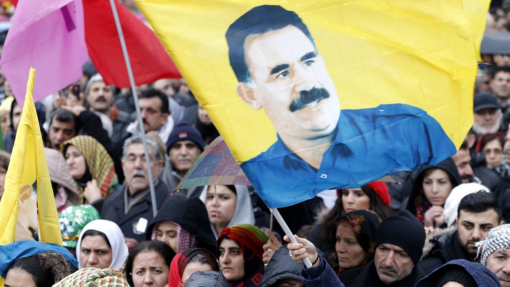 Curdos seguram faixa com imagem do líder do PKK, Abdulá Ocalan