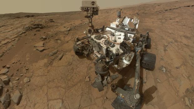 Autorretrato da sonda Curiosity feito enquanto ela realizava suas primeiras atividades de perfuração de rochas