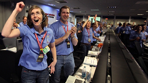 <p>Comemoração no centro de controle da Nasa na Califórnia durou quase dez minutos </p>