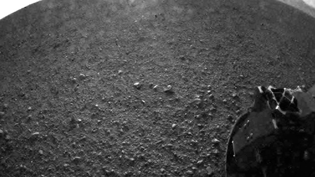 <p>Primeira imagem feita pelo Curiosity em Marte mostra a roda do jipe-robô sobre o solo de Marte</p>