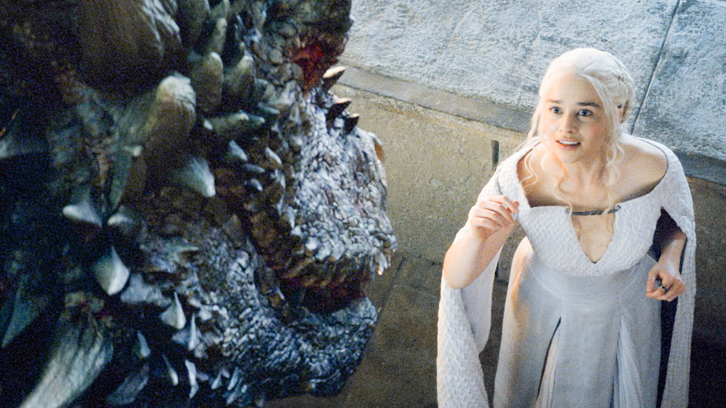 Daenerys Targaryen (Emilia Clarke) e seu dragão Drogon na quinta temporada de ‘Game of Thrones’