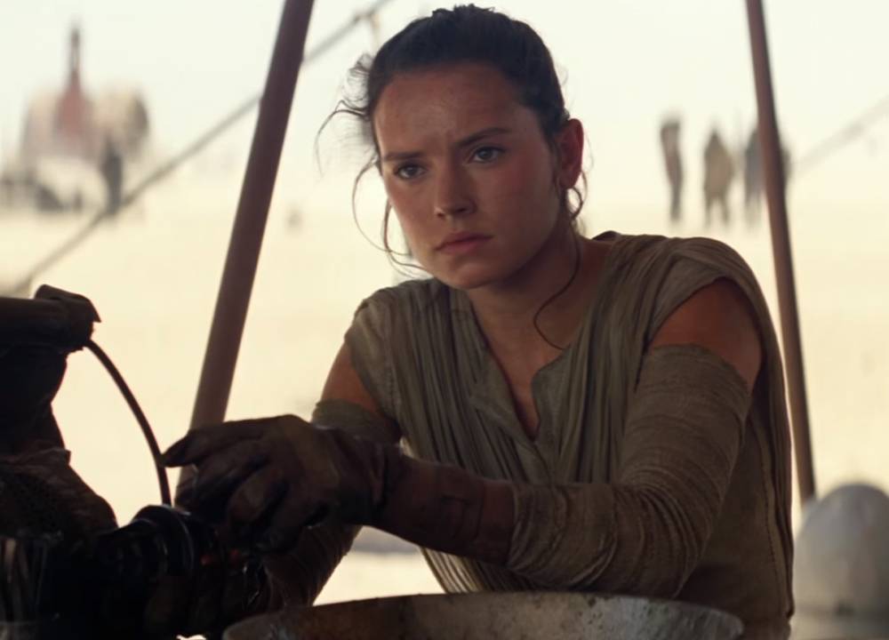 Daisy Ridley como Rey em 'Star Wars - O Despertar da Força'