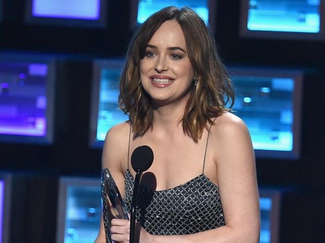 Dakota Johnson, de Cinquenta Tons de Cinza, leva prêmio de atriz em filme dramático  no People’s Choice Awards 2016