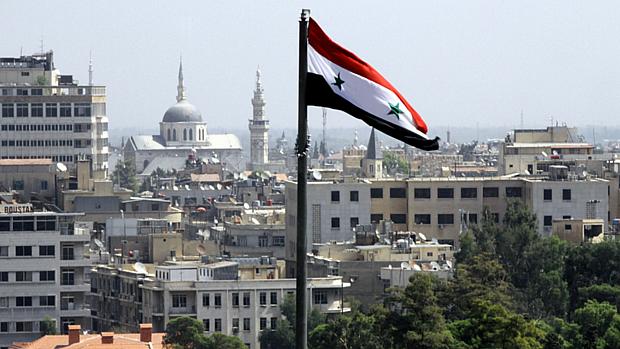 Bandeira do governo hasteada em Damasco, capital síria