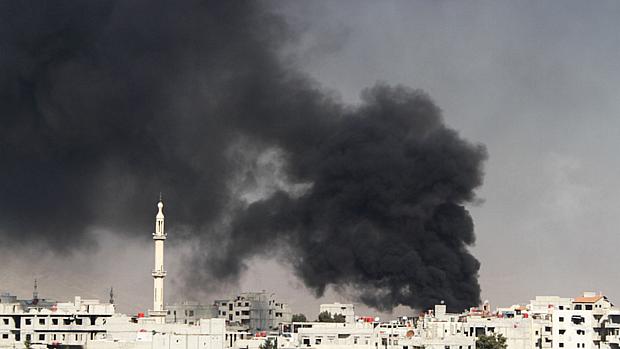 Grandes colunas de fumaça sobem de zona de Guta al Sharquiya, perto da capital