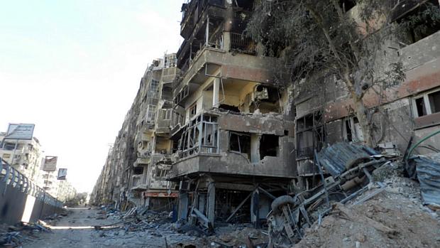 Foto disponibilizada por um grupo opositor sírio mostra rua residencial de Damasco atingida por bombardeio