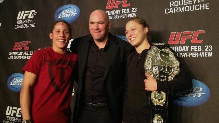 Dana White com Liz Carmouche e Ronda Rousey