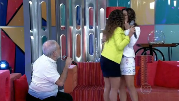 Daniela Mercury beija a mulher, Malu Verçosa, no Encontro com Fátima Bernardes, da Globo
