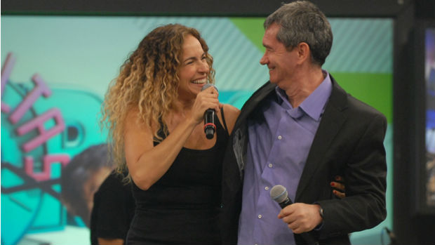 Daniela Mercury no programa <em>Altas Horas</em>, com Serginho Groisman