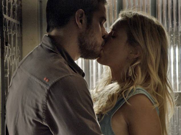 Dante (Marco Pigossi) beija Lara (Carolina Dieckmann) em A Regra do Jogo