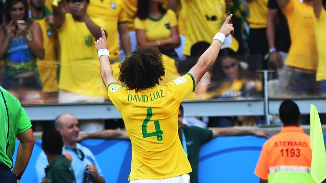 David Luiz comemora gol contra o Chile
