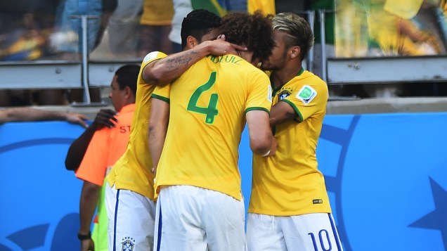 Brasileiros comemoram gol contra o Chile