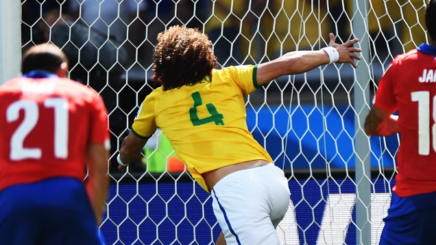 David Luiz marca o primeiro gol do Brasil contra o Chile