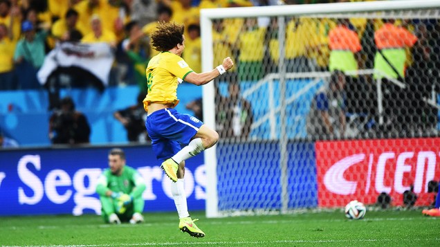 David Luiz comemora o terceiro gol do Brasil marcado por Oscar contra a Croácia