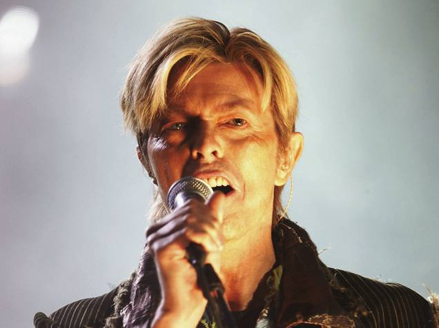 David Bowie durante show no Reino Unido, em 2004