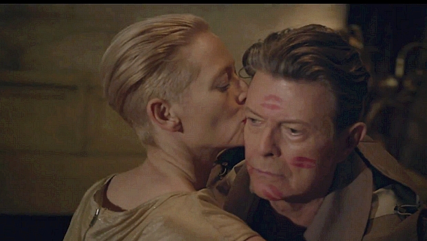 David Bowie no clipe de The Stars (Are Out Tonight) David Bowie no clipe de The Stars (Are Out Tonight)
