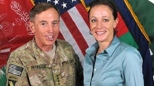 David Petraeus posa ao lado de sua biógrafa Paula Broadwell no Afeganistão