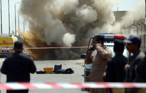 Explosão atinge parte do aeroporto de Karachi, no Paquistão, em 7 de maio de 2014