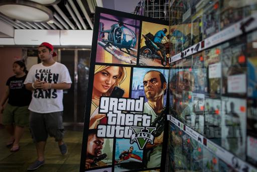 Um homem perto de um painel do jogo Grand Theft Auto V, em Hong Kong