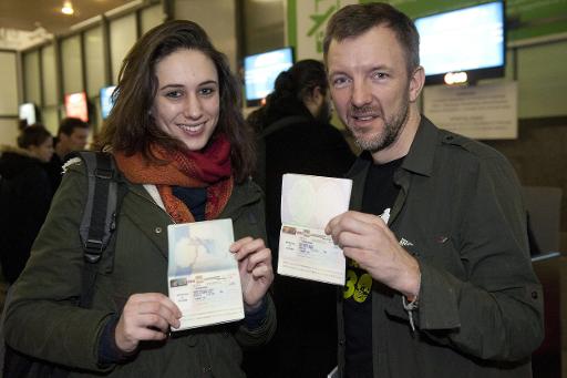 Os britânicos Alexandra Harris e Phil Ball mostram seus vistos para sair da Rússia, em São Petersburgo