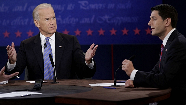 Joe Biden (esquerda) e Paul Ryan durante o debate: contrastes