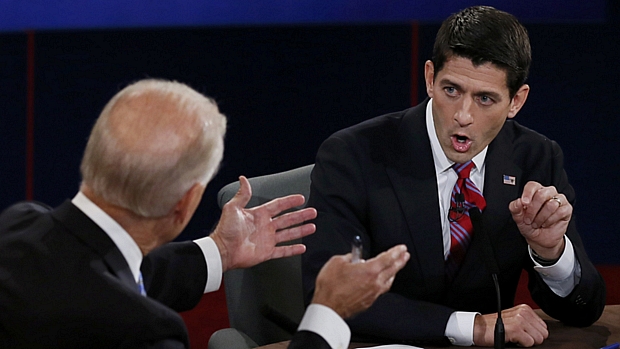 Paul Ryan (de frente) e Joe Biden travaram confronto duro na TV