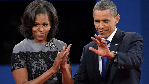Ao fim do encontro, Obama cumprimenta plateia ao lado da primeira-dama, Michelle